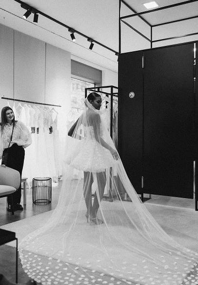 Individuelle Anpassung eines Brautkleids bei Munich White in München